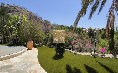 Fantástica villa con gran parcela, con privacidad y vistas al mar.